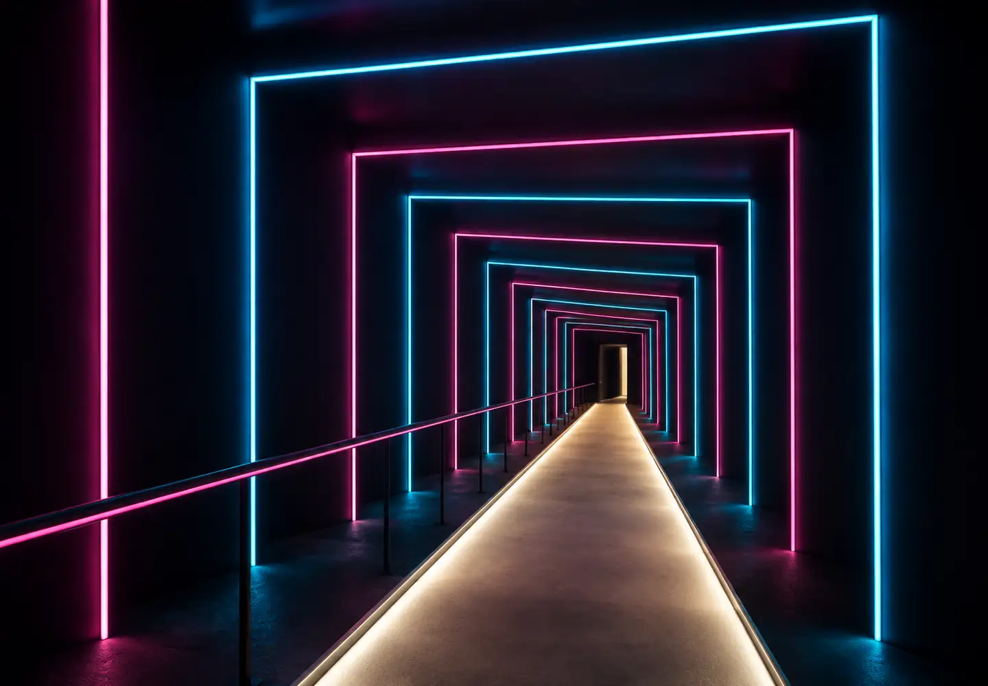 Corredor oscuro de marcos luminosos magenta y cian con una senda central de luz cálida